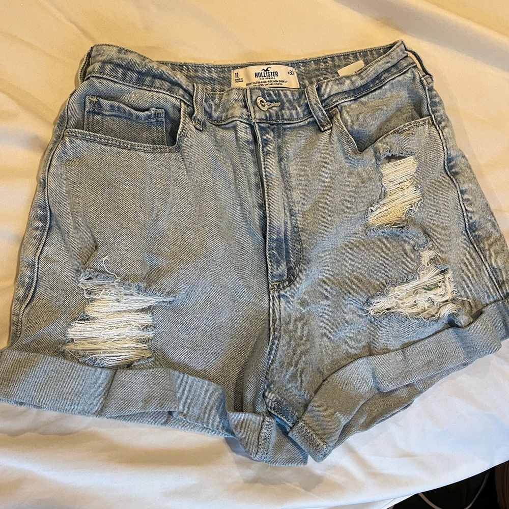 HOLLISTER DISTRESSED “MOM” SHORTS